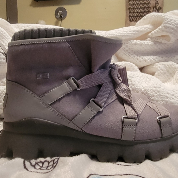 UGG Boots Funky Hiking Style Boot - Picture 2 of 7